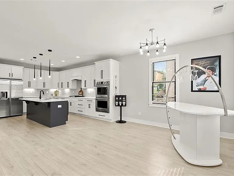 2145 Park Ter — Photo 9