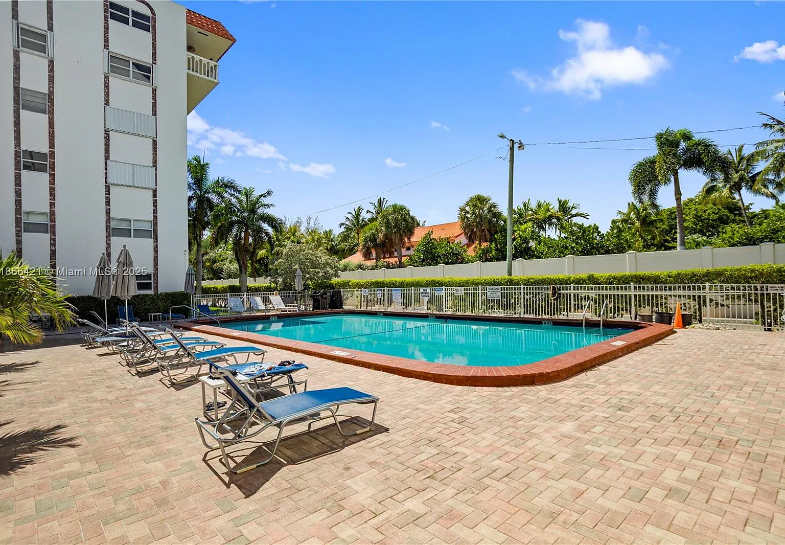 1 bed, 1.5 bath, 850 sqft, $1,900 — Photo 3