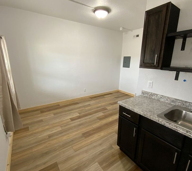 1st image of 907 S Broadway St #6