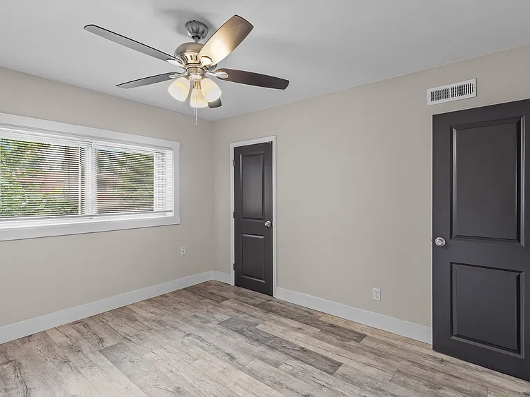 Clydesdale Apartments — Photo 11