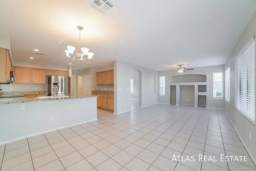 Striking 4 Bed/3 Bath home in Maricopa County! Features Private Pool! — Photo 4