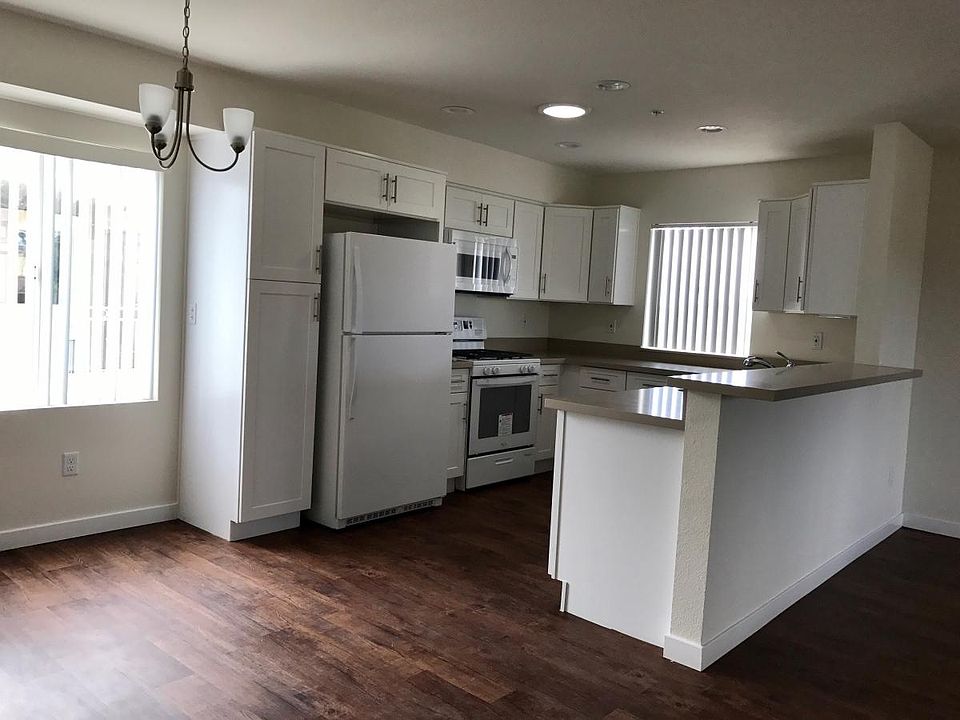 56 Kingswood Kitchen 1