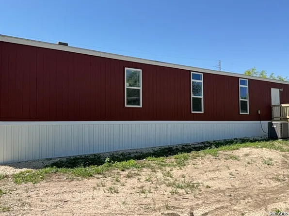 224 Forest Creek, Devine, TX 78016