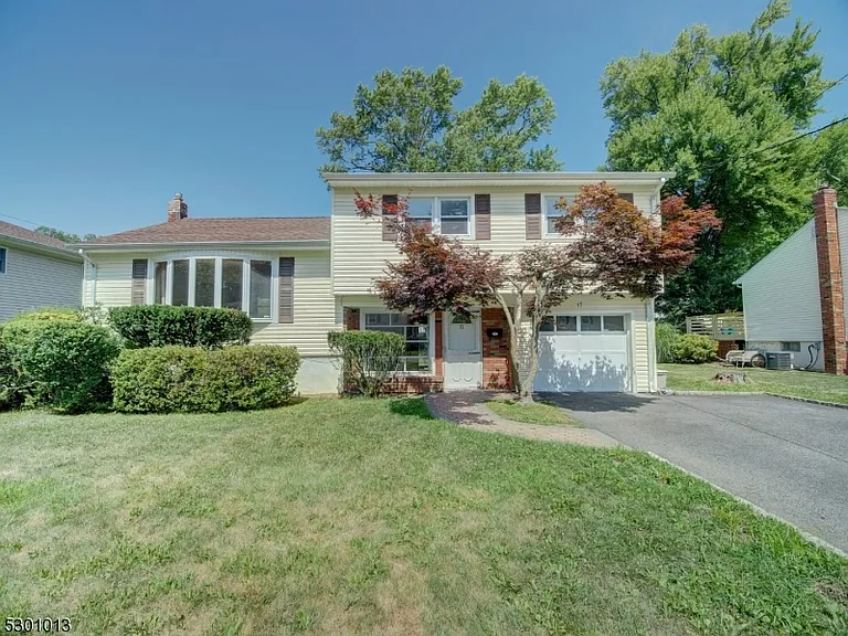 17 Brook Pl — Photo 1