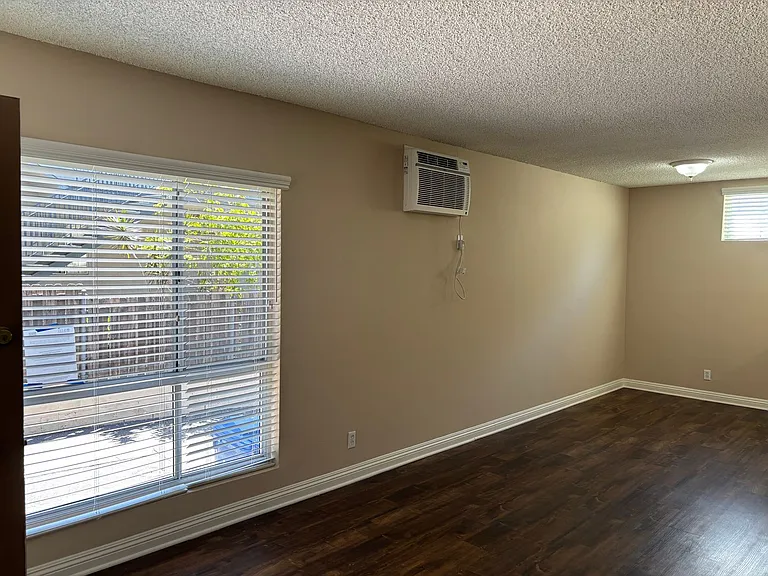 3104 Montrose Ave — Photo 9