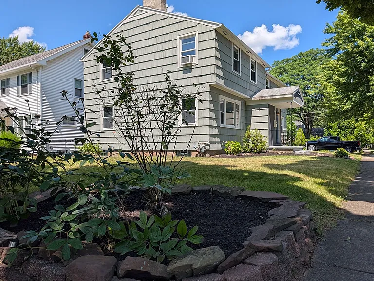111 Eastmoreland Dr — Photo 2