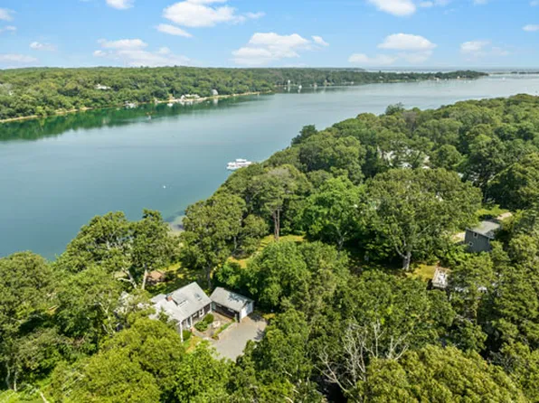 391 Barnes Rd, Oak Bluffs, MA 02557