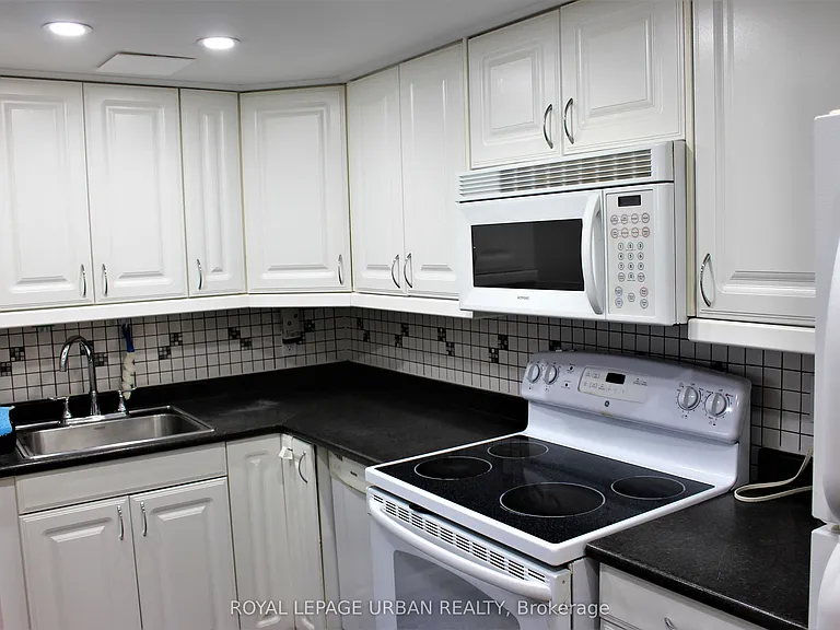 3695 Kaneff Cres #1411 — Photo 4