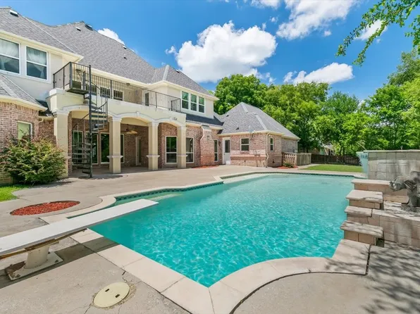 8945 Waterchase Cir, Fort Worth, TX 76120