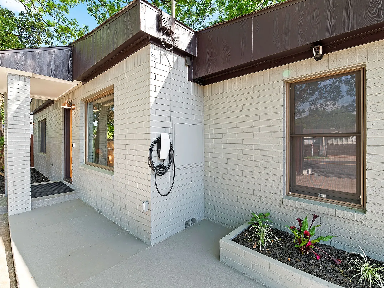 4 bed, 2300 sqft, $6,749 — Photo 4