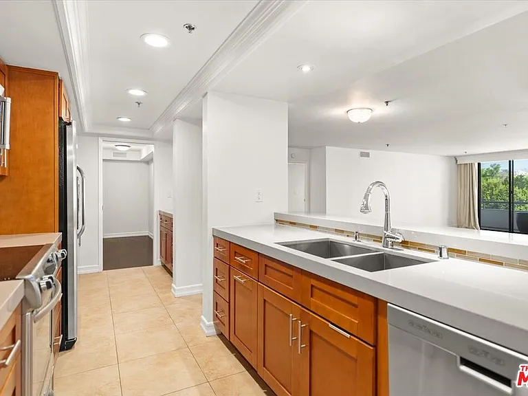 10660 Wilshire Blvd #705 — Photo 17