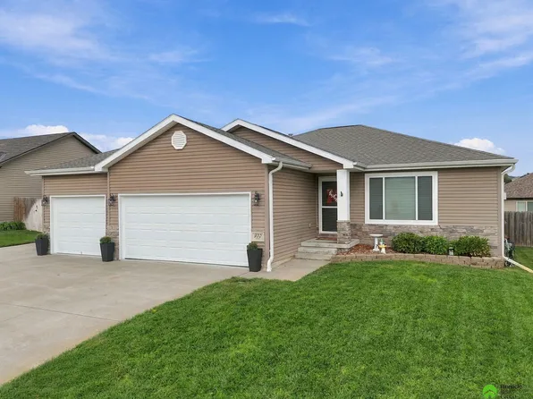 920 Cyprus Blvd, Hickman, NE 68372