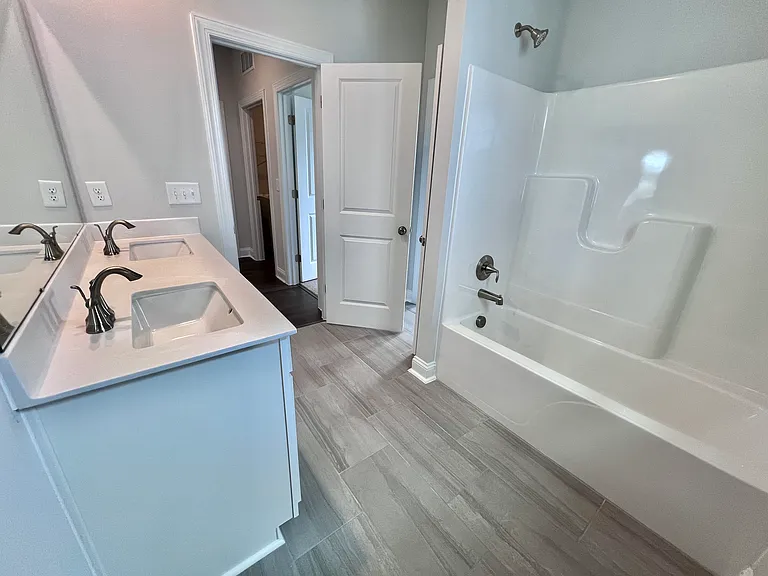 2nd Full Bathroom-Upstairs-Pic 2
