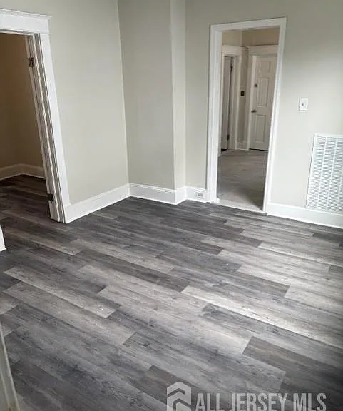 331 Somerset St — Photo 4