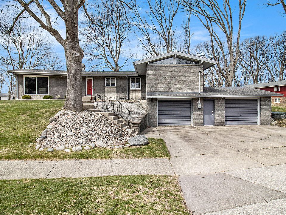 1st image of 921 Woodlawn St