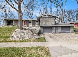 921 Woodlawn St, Ludington, MI 49431
