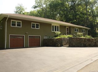 9 Overlook Knoll Rd, Sandy Hook, CT 06482