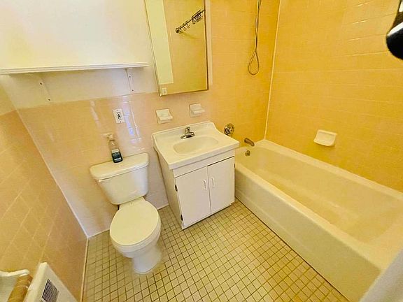 4th image of 242 W 112th St #1DD