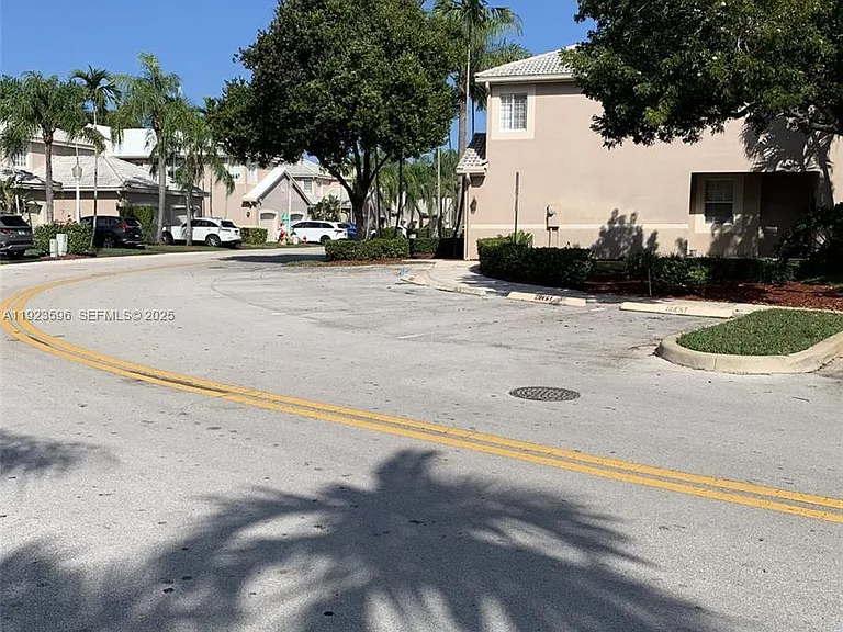 2070 Madeira Dr — Photo 2