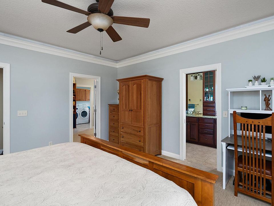 1st image of 18 Oakwood Dr