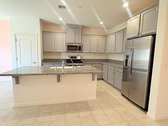 4th image of 713 Betten St
