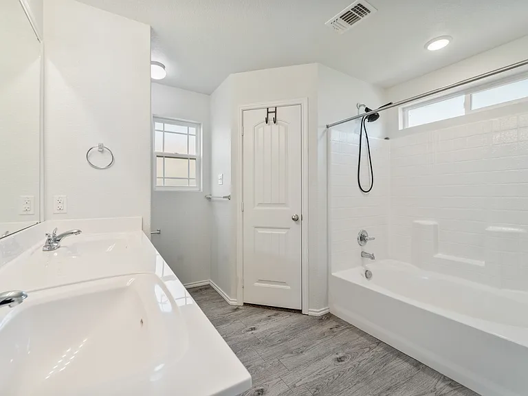 724 Liberty Valley Dr — Photo 22