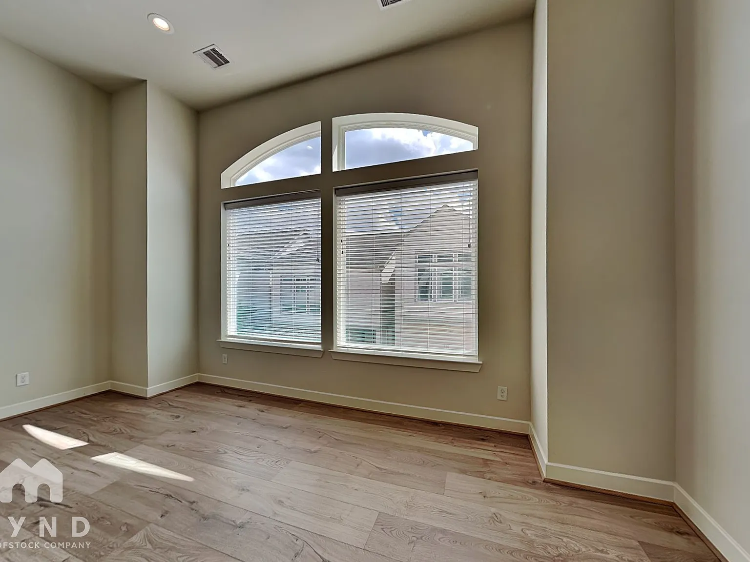 3 bed, 2.5 bath, 1580 sqft, $2,365 — Photo 2