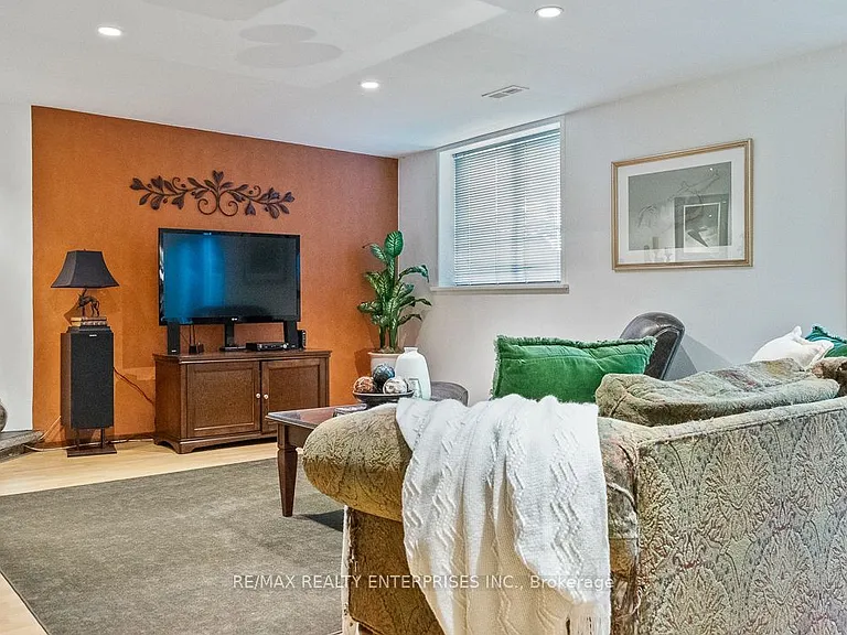 1373 Queen Victoria Ave — Photo 34