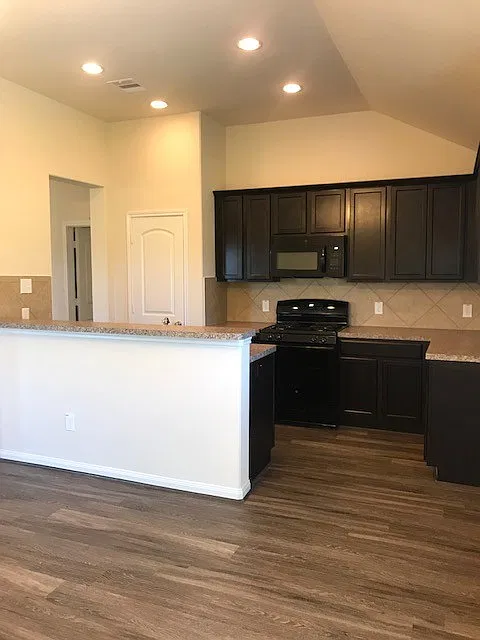 Beautiful 4-Bedroom, 2-Bath Single-Story Home in Columbia Lakes! — Photo 3