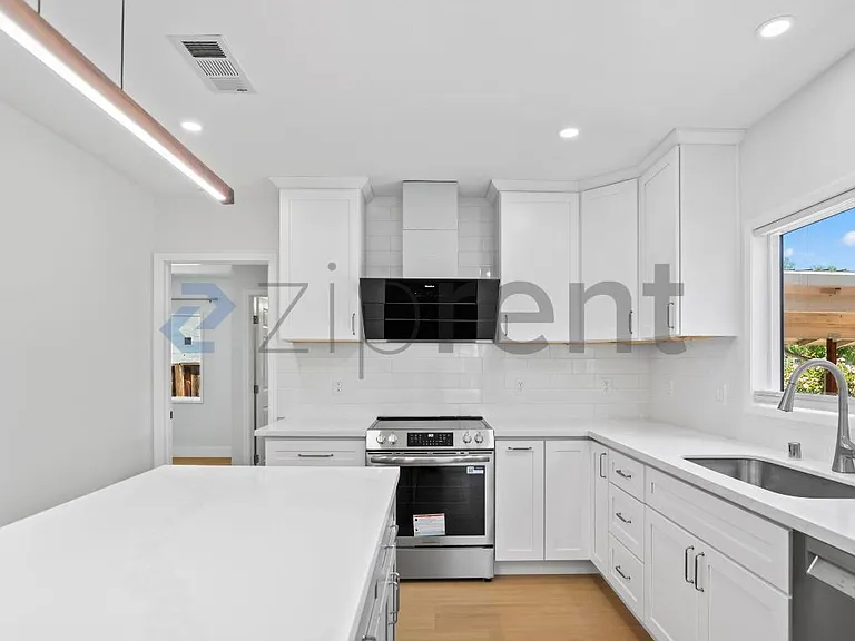 1835 Catherine St — Photo 11