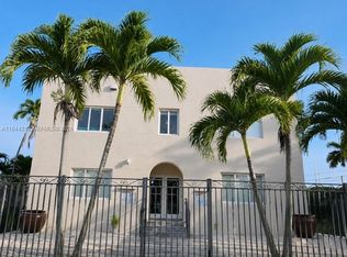 2500 NE 192nd St, Miami, FL 33180