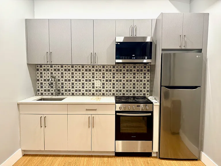 156 Erasmus St #1B — Photo 2