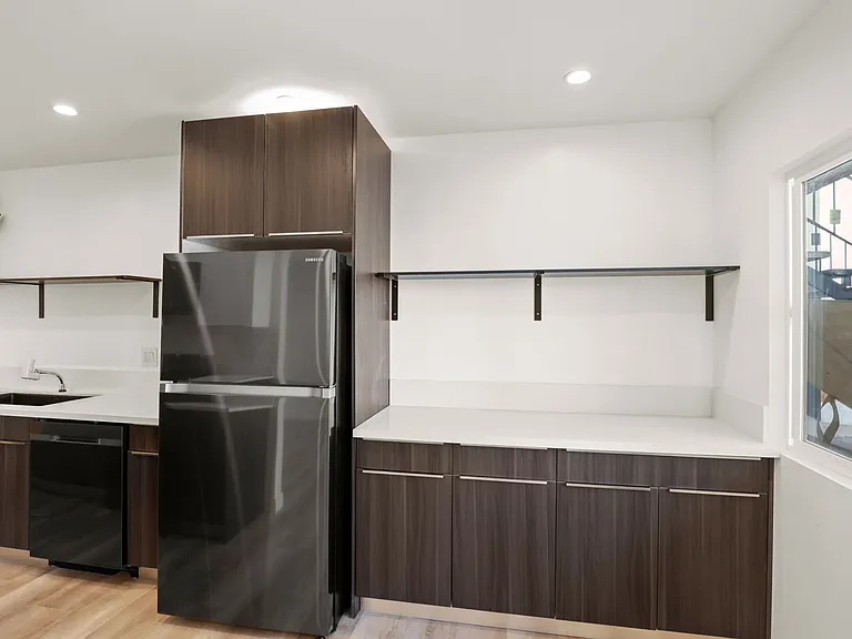 2561 W Avenue 30 #7 — Photo 2