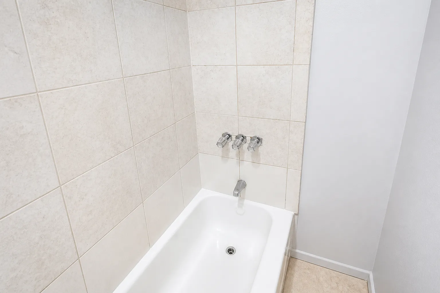 3 bed, $1,900 — Photo 3