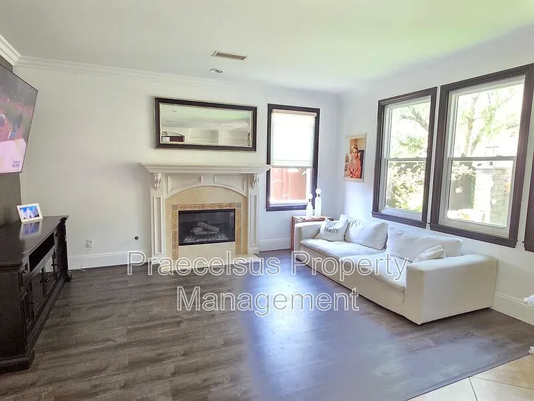 2819 Savannah Ct — Photo 12
