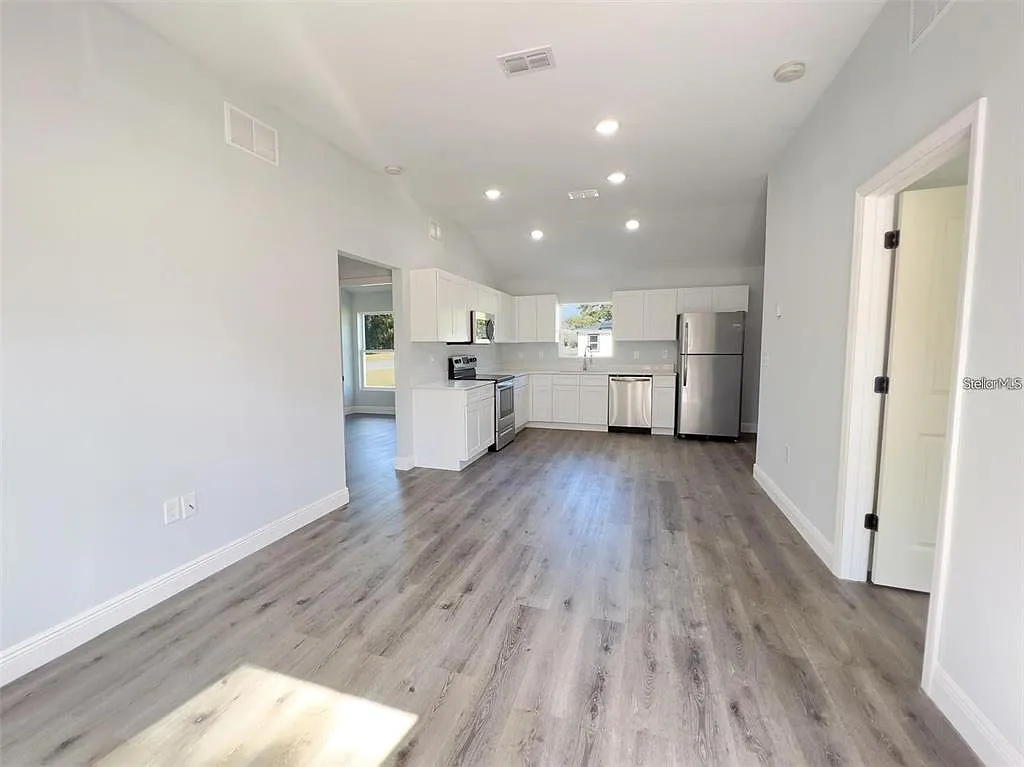 3 bed, 2.0 bath, 1011 sqft, $1,697 — Photo 2