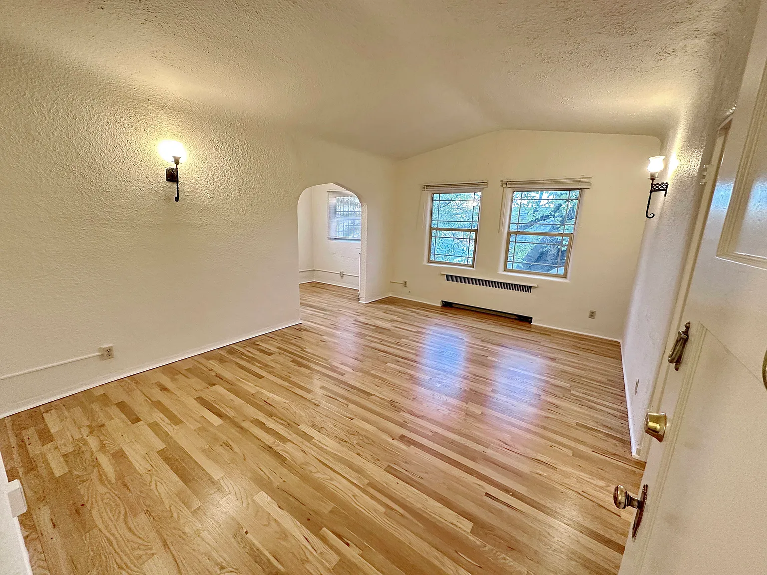 Beautiful second floor apartment in historic downtown building! — Photo 3