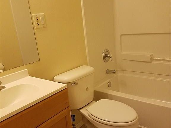 3rd image of 32 Rockland Dr