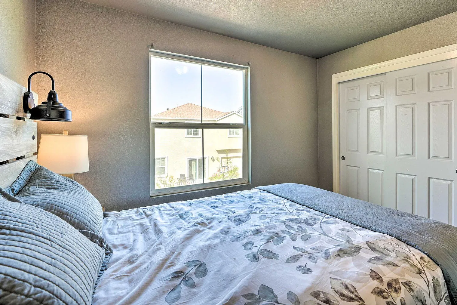 4 bed, 2.0 bath, 1894 sqft, $5,225 — Photo 4