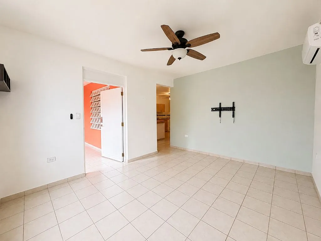 3 bed, 1.0 bath, 1200 sqft, $1,500 — Photo 3