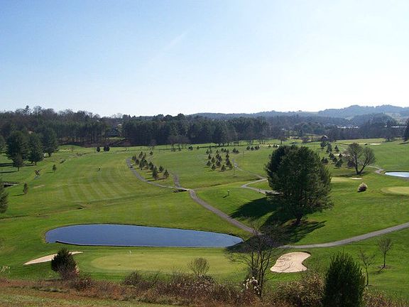 3rd image of 88 Fairway Vlg