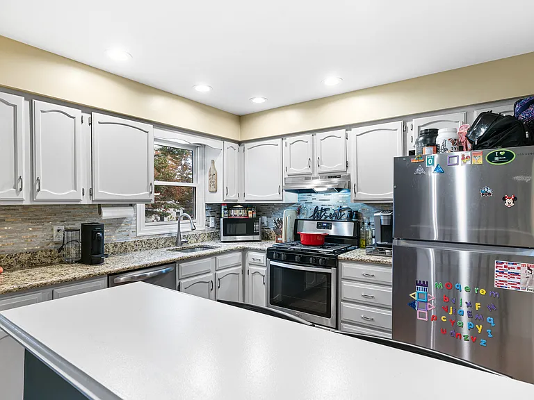 225 Karen Dr — Photo 4