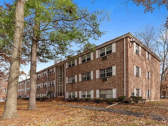 2nd image of 122 Edgelawn Ave APT 4