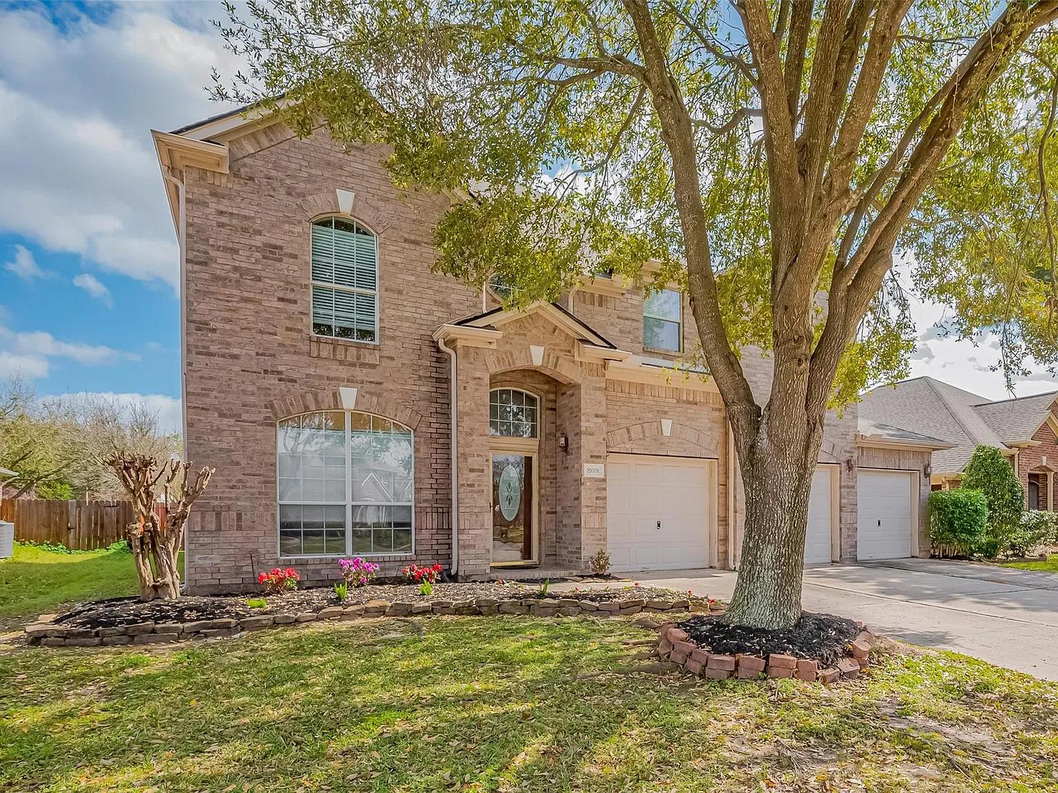 5 bed, 4.0 bath, 3701 sqft, $2,750 — Photo 2