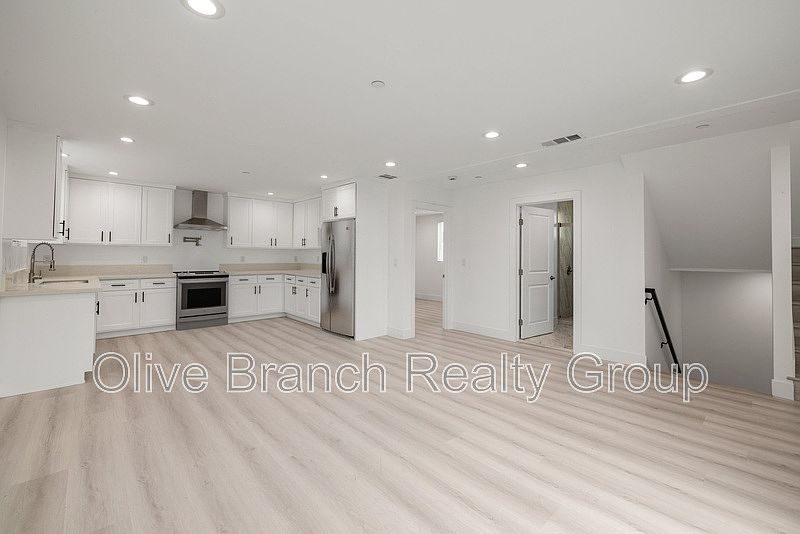 1st image of 637 N Kingsley Dr #1