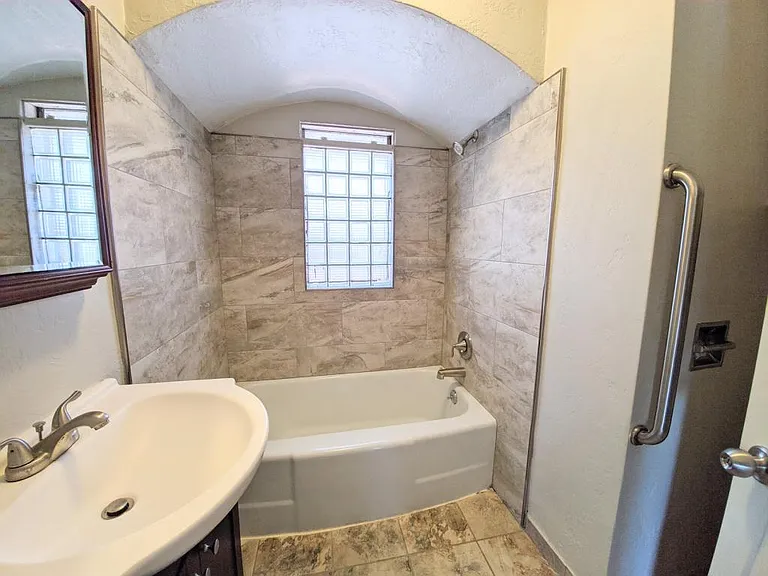 2070 Monroe Blvd — Photo 5