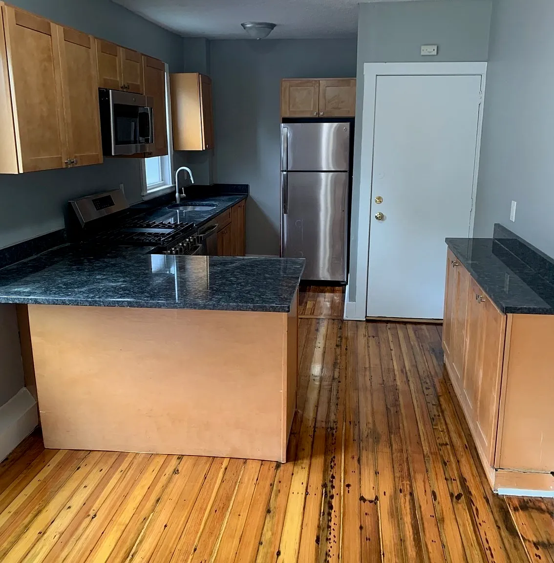 3 bed, 1.0 bath, 1183 sqft, $2,700 — Photo 3
