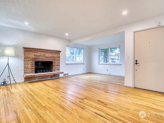 4th image of 205 S 107th St
