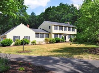 282 Old Farms Rd, Simsbury, CT 06070