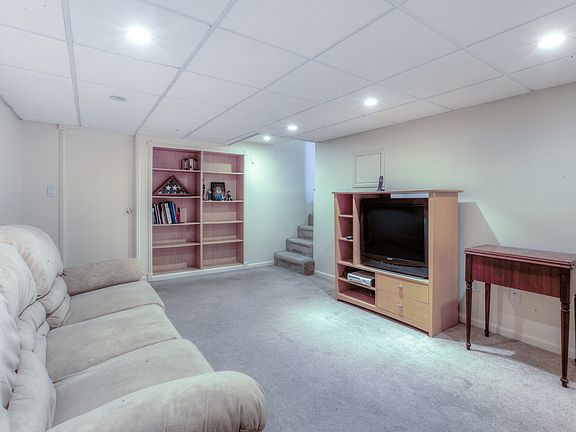 4th image of 37 Crescent Dr